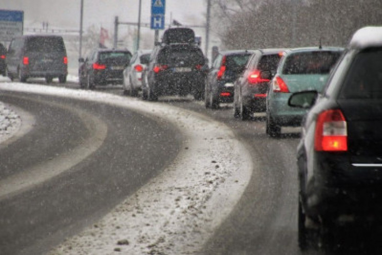 Снег и скользкие дороги: Столичные улицы…