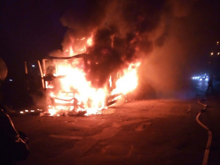 На дороге близ Днепра грузовик выгорел д…