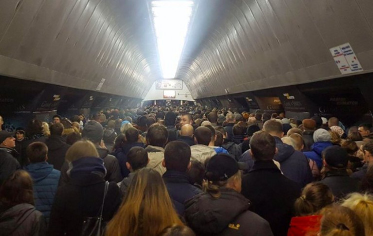 На червоній лінії київського метро аварі…