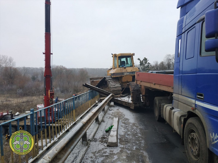 На Полтавщині вантажівка "зависла" над р…