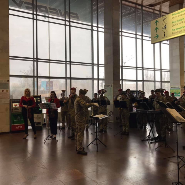У аеропорту Дніпра відбувся концерт у па…