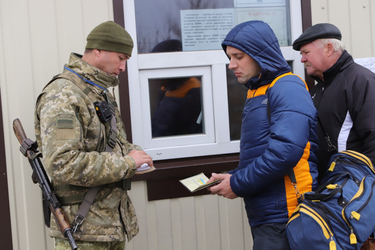 На КПВВ Донбасса неделя началась с 240 а…