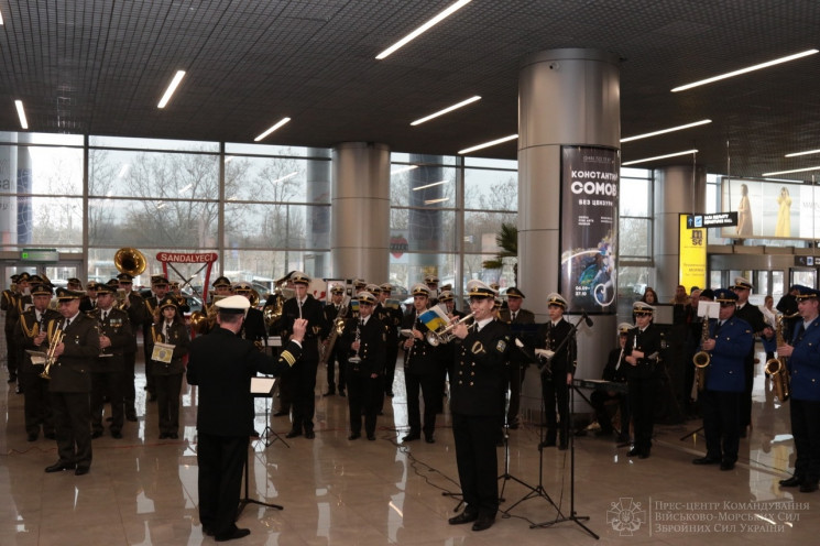 В Одеському аеропорту військові вшанувал…