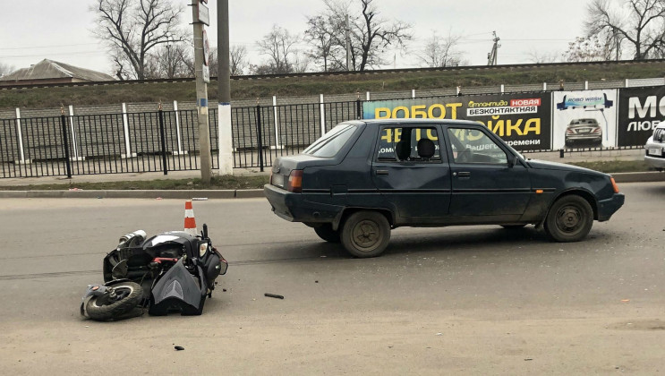 На Запорожье легковушка столкнулась с мо…