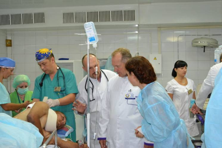 В больнице Днипра спасают офицера с ране…