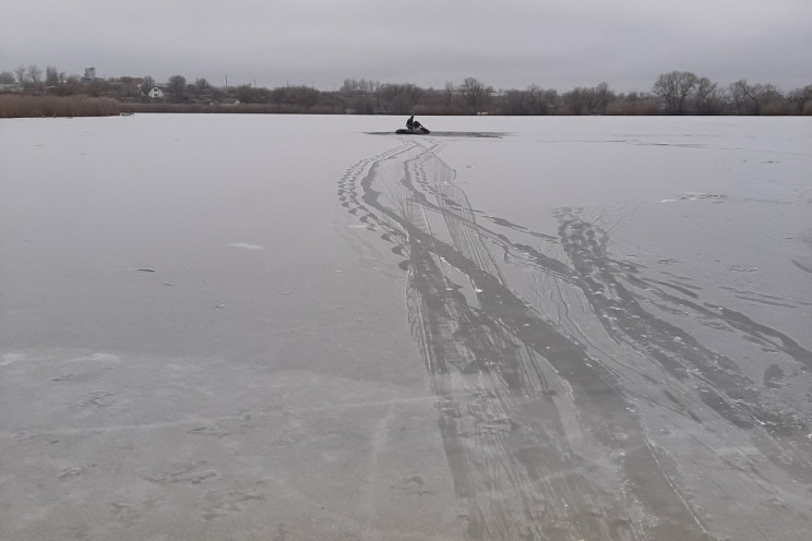 На Харківщині в крижаній воді потонув чо…