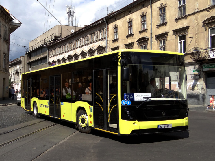 У Львові один великий автобус вдарив інш…