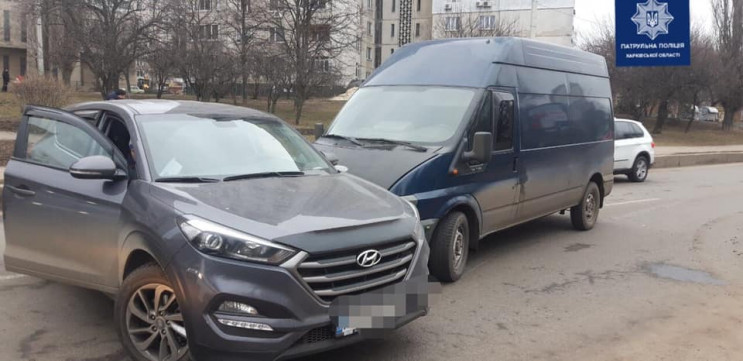 У Харкові мікроавтобус врізався в кросов…