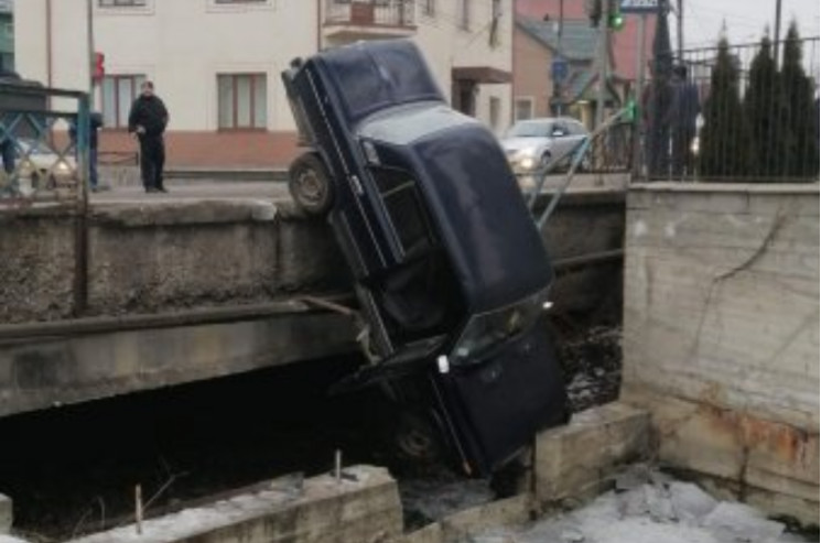 На Тячівщині автомобіль злетів з моста у…
