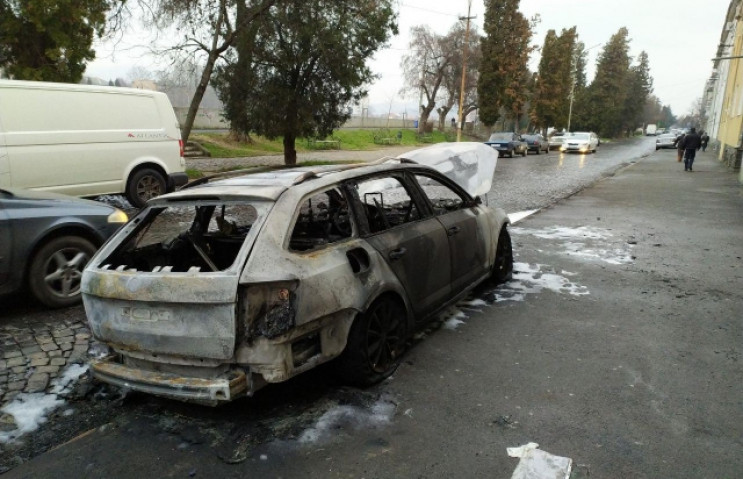 Поліція розслідує факт підпалу авто в Му…
