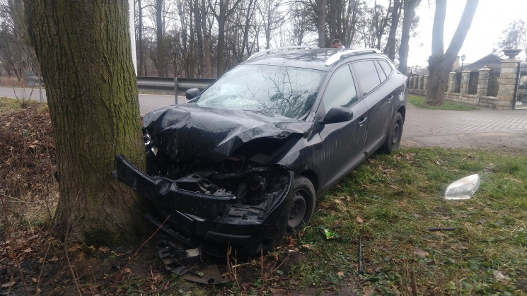 У Жовкві автомобіль протаранив дерево (Ф…