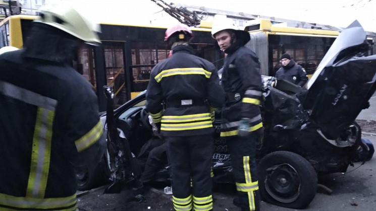 В Киеве автомобиль охранной фирмы врезал…