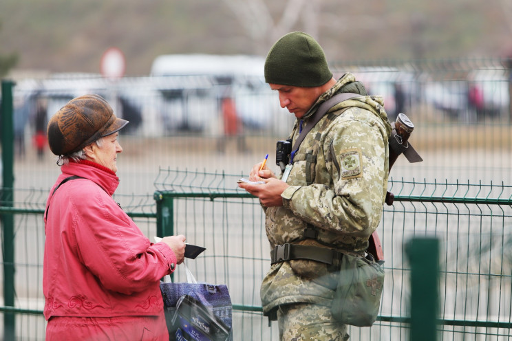 На КПВВ Донбасса за сутки в очередях при…