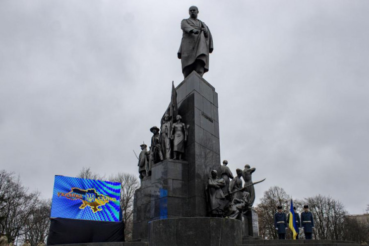 В Харькове представители власти возложен…