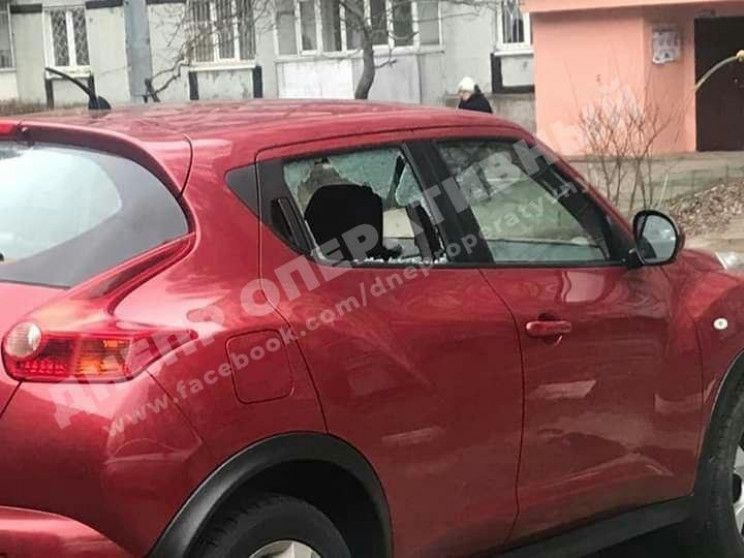 У Дніпрі хулігани б'ють вікна в автівках…