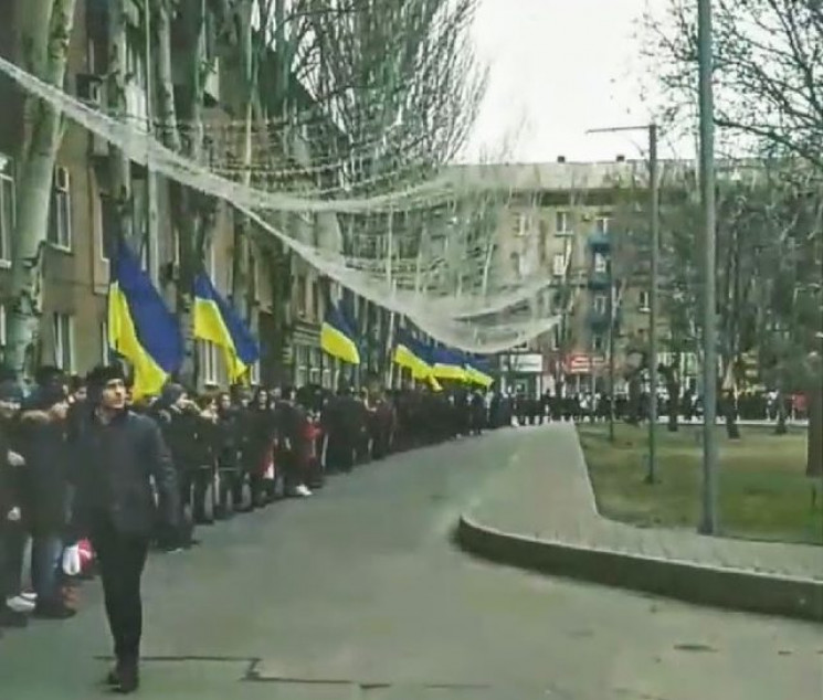 Молодежь Мелитополя создала "живую цепь"…