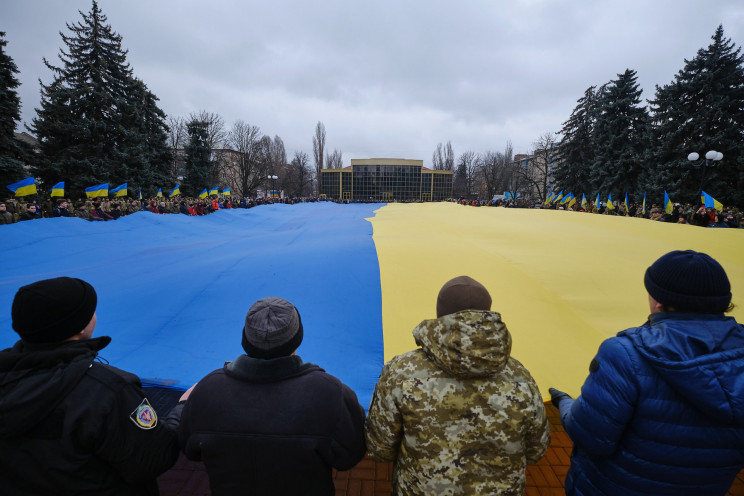 В Бахмуте развернули 60-метровый флаг по…