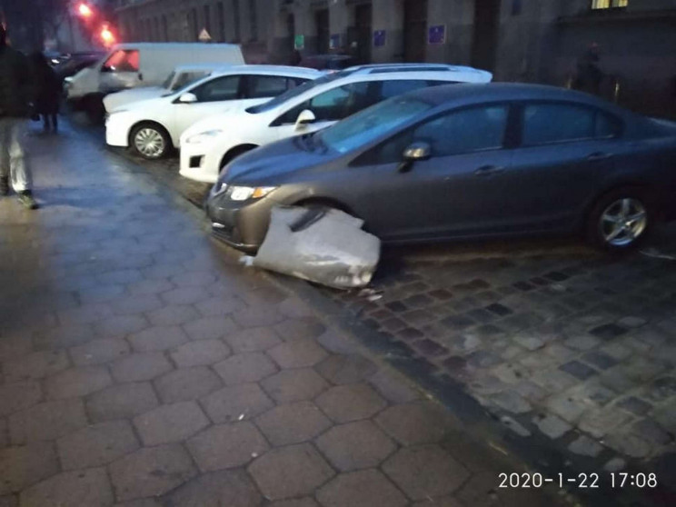 У центрі Львова на припарковані автомоб…