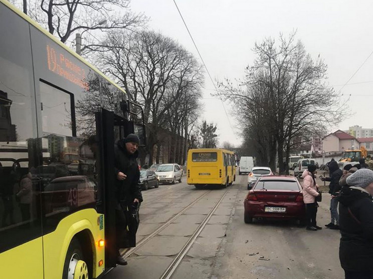 У Львові зіткнулися автобус і два автомо…