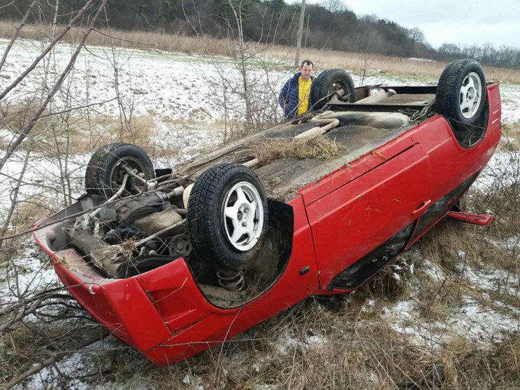 Біля Львова автомобіль перекинувся на да…