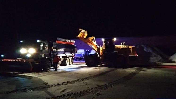 Майже 500 тонн піску і солі висипали ціє…