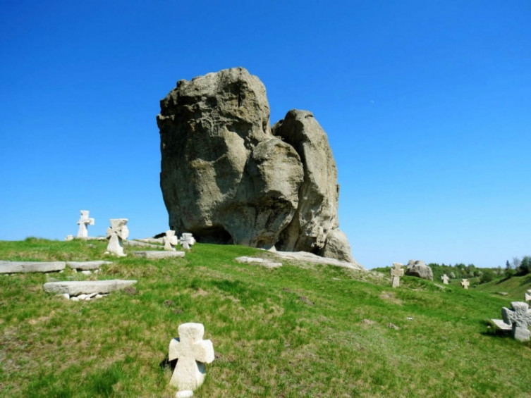 Селище Підкамінь