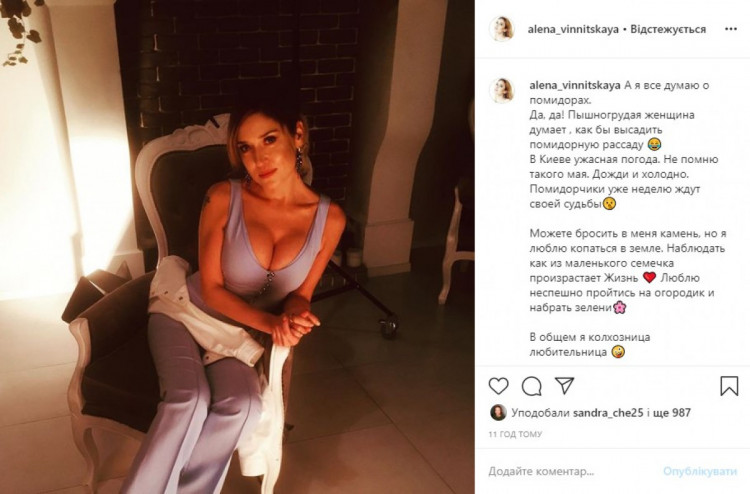 Голая колхозница украсила клуб в деревне Колбаса Голая колхозница украсила клуб в деревне Колбаса