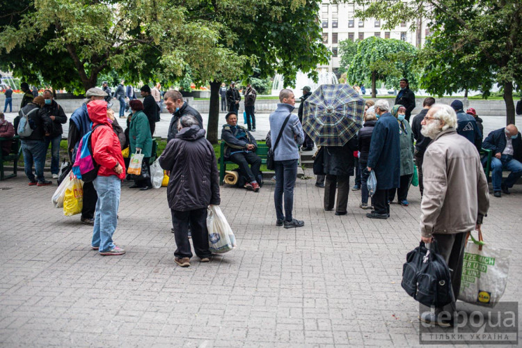 Бездомні зібрались на Майдані для отримання допомоги 
