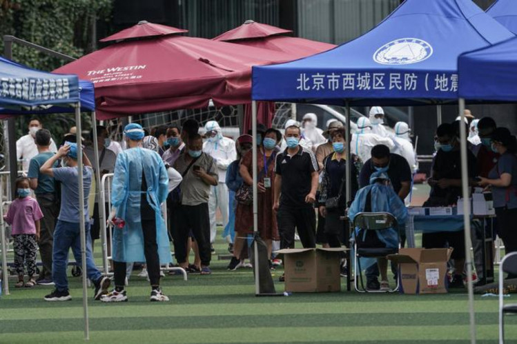 Китайці стоять в черзі на тестування на коронавірус 