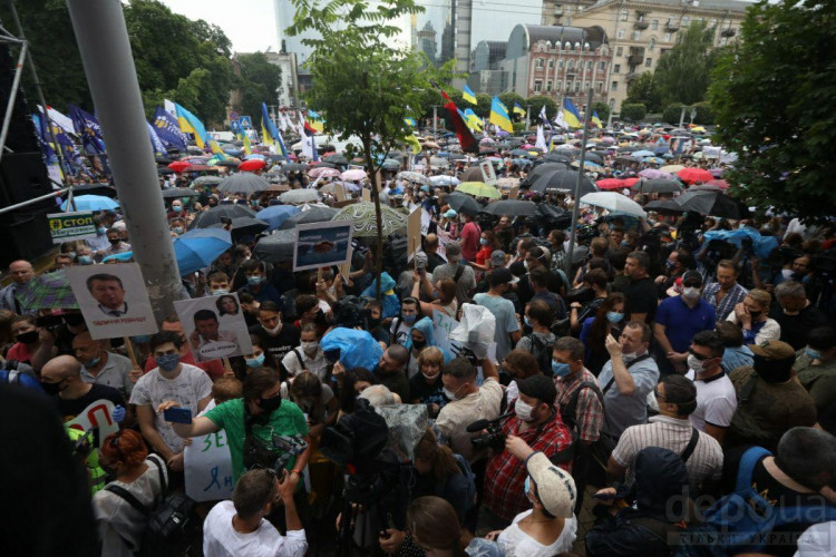 Люди на митинге в поддержку Петра Порошенка 