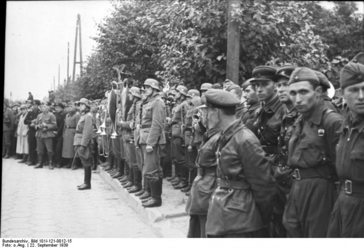 Спільний парад Вермахту та Червоної армії у Польщі на честь передачі СРСР Берестя