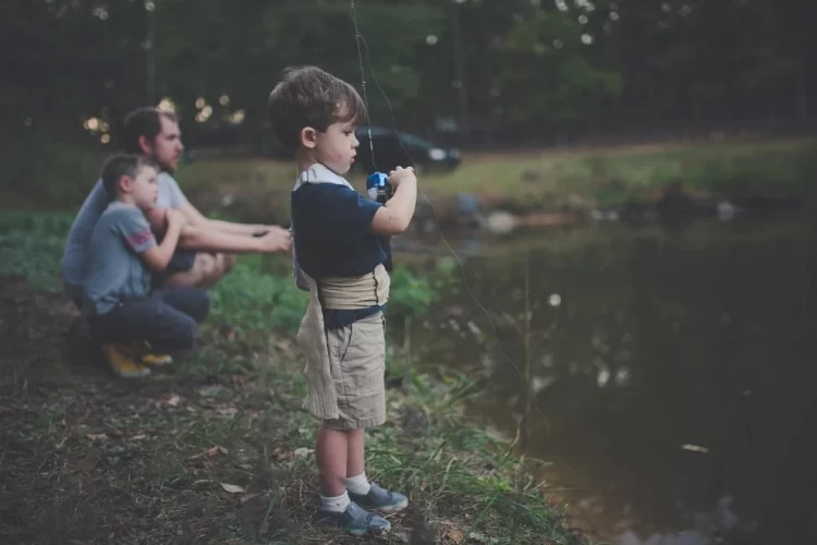 Хлопчик ловить рибу