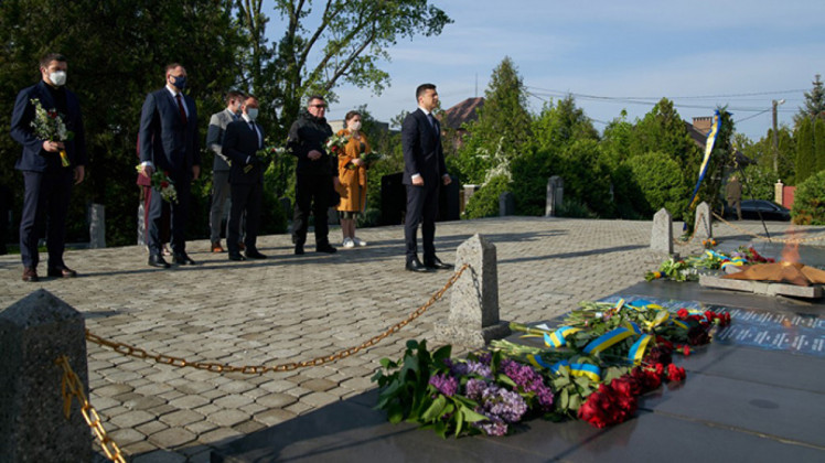 Покладання квіти до могили невідомого солдата у Києві. Зеленський 