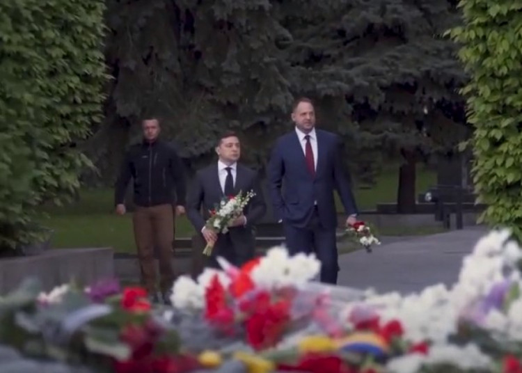 9 травня Зеленський поклав квіти до могили невідомого солдата у Києві