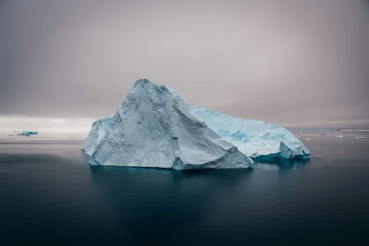 айсберг у морі