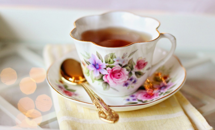 Теплый чай в красивой кружке 