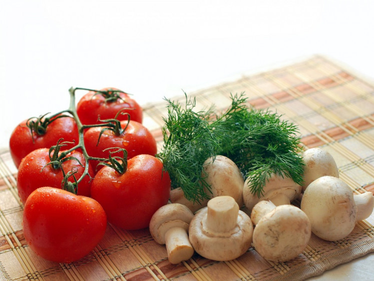 помідори, гриби і укроп