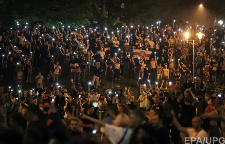 Протестувальники з фонариками 