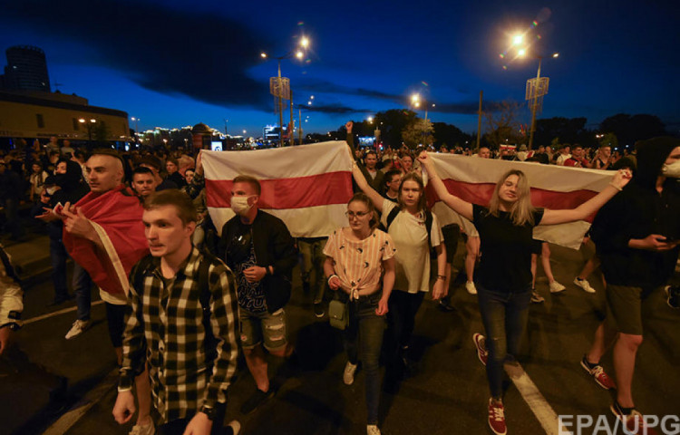 Молодь вийшла на вулиці Мінська з прапорами 