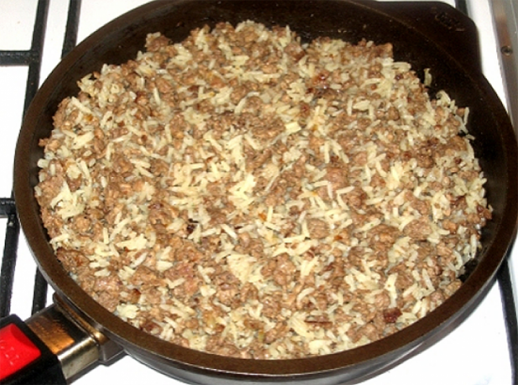 Фарш з рисом на сковороді