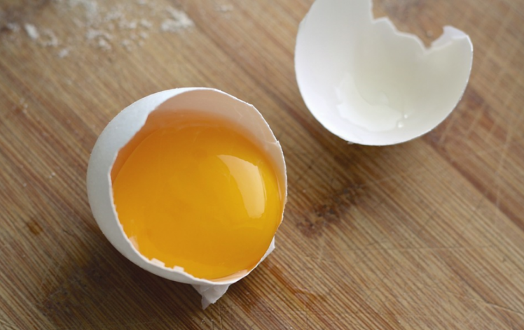 Маска для волос с яйцом насыщает пряди полезными витаминами и микроэлементами
