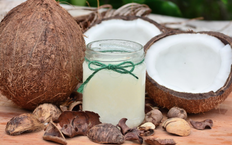 Маска для волос с кокосовым маслом позволяет избавиться от сухости и ломкости прядей
