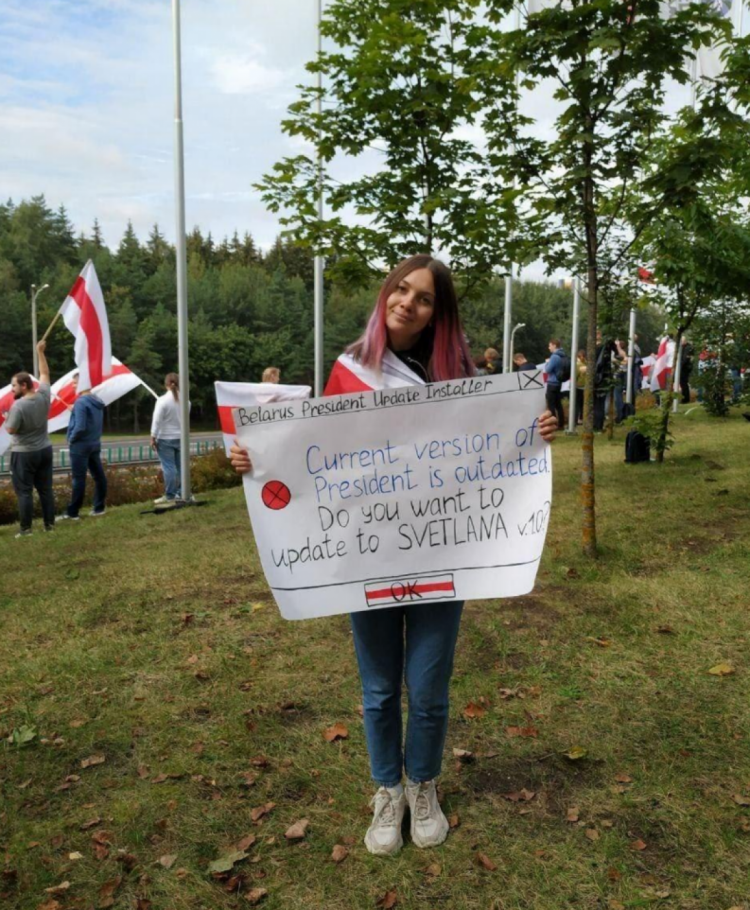 Студентка з постером на акції протесту 