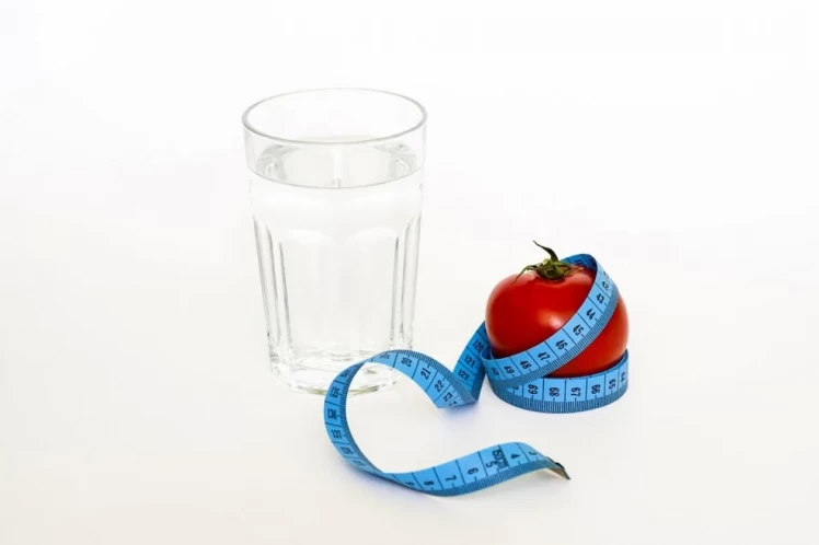 Картинка про метаболізм: вода і помідор