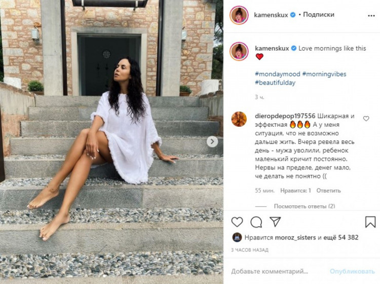 Раздвинула ножки на лестнице