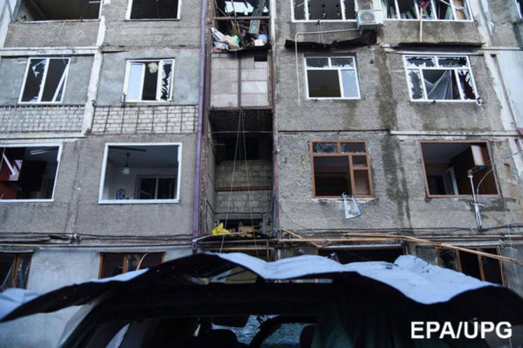 Будинок після обстрілу в Нагірному Карабасі