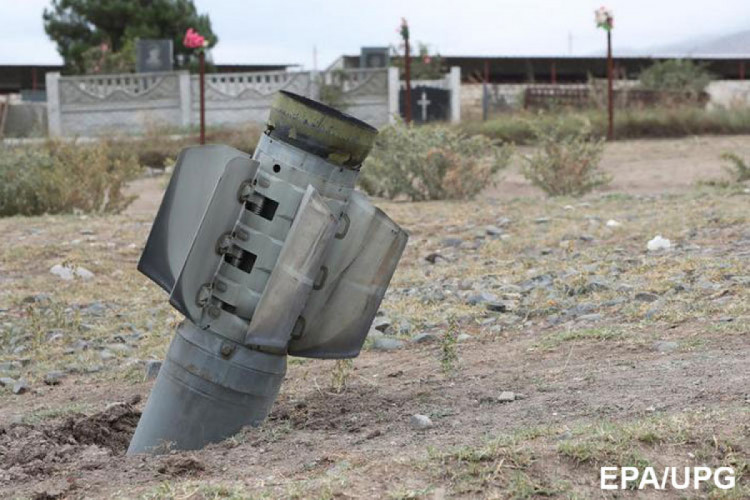 Снаряд в землі після обстрілів в Нагірному Карабасі