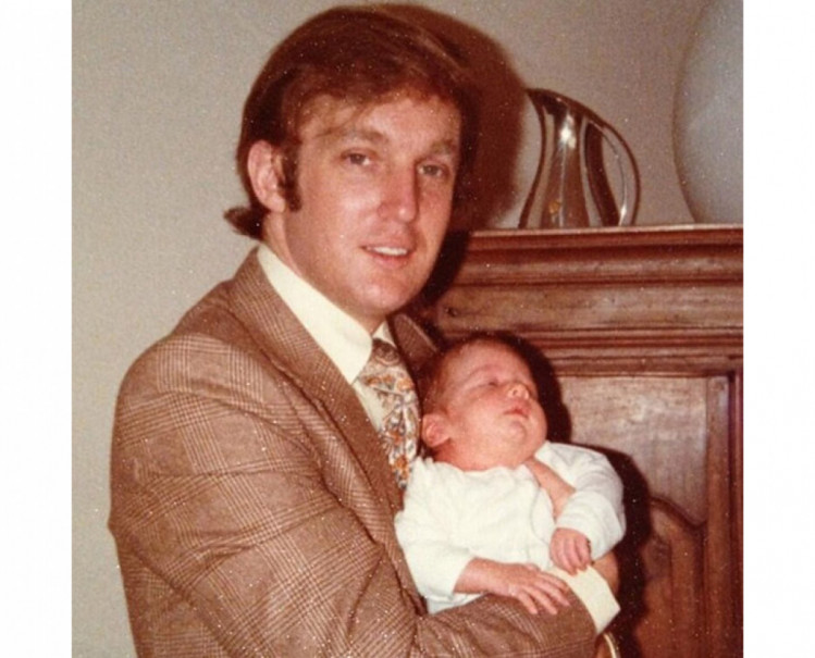 Дональд Трамп в віці 32 років зі своєю першою дитиною Дональдом Трампом-молодшим, 1977 рік