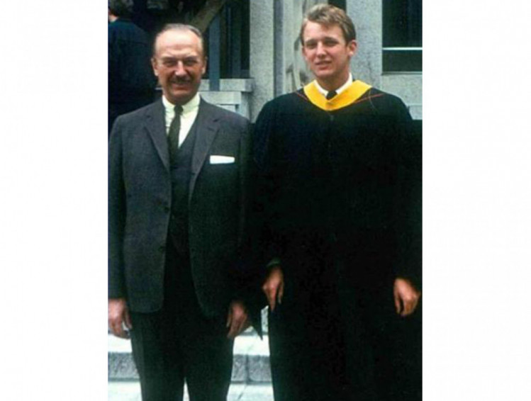 Дональд випускник бізнес-школи поруч з батьком Фредом Трампом, 1968 рік