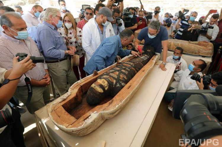 Дерев'яний саркофаг із мумією